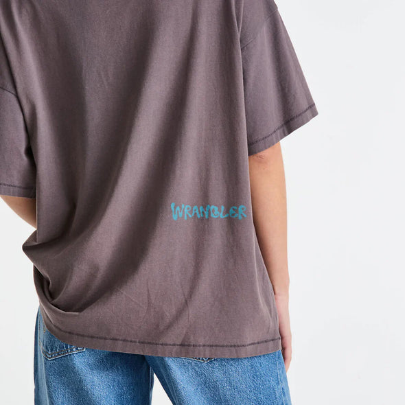 Slouchy, relaxed silhouette for ultimate comfort

Oversized fit for a laidback, effortless look

Vintage-inspired band tee design

Easy to style for everyday casual wear