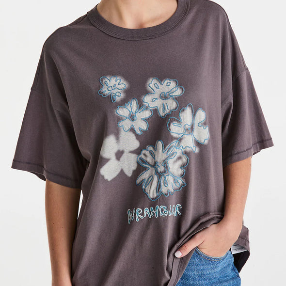 Slouchy, relaxed silhouette for ultimate comfort

Oversized fit for a laidback, effortless look

Vintage-inspired band tee design

Easy to style for everyday casual wear