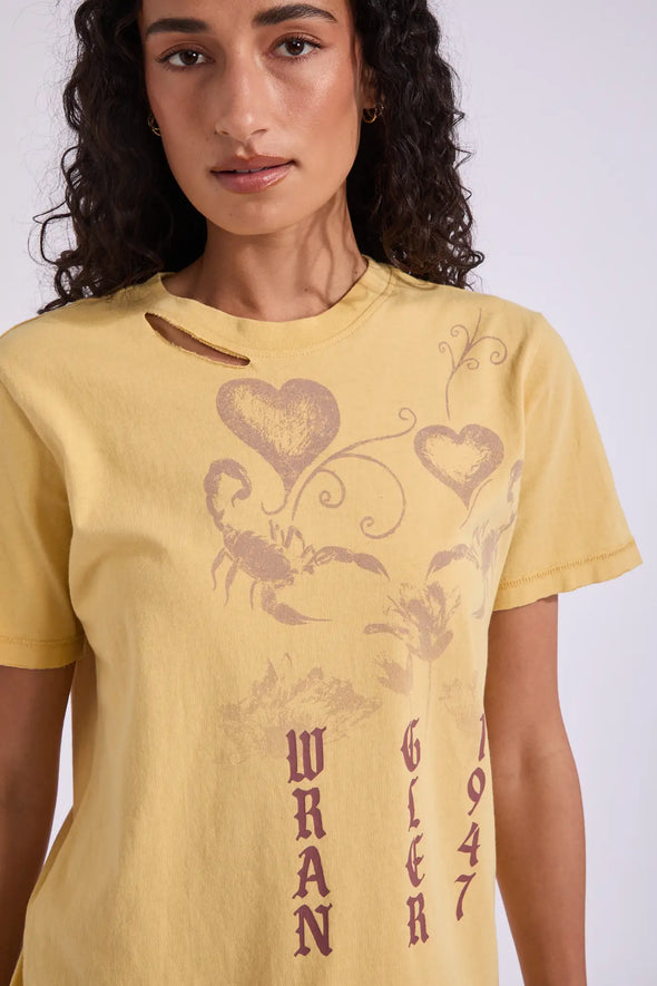 Relaxed, shrunken baby-tee silhouette for effortless style

Crew neckline for classic comfort

Vintage-inspired graphics with a slightly worn look

Short sleeves for warm-weather wear

Wrangler branding for authentic detail

Fabric: 51% Recycled Cotton, 49% Cotton