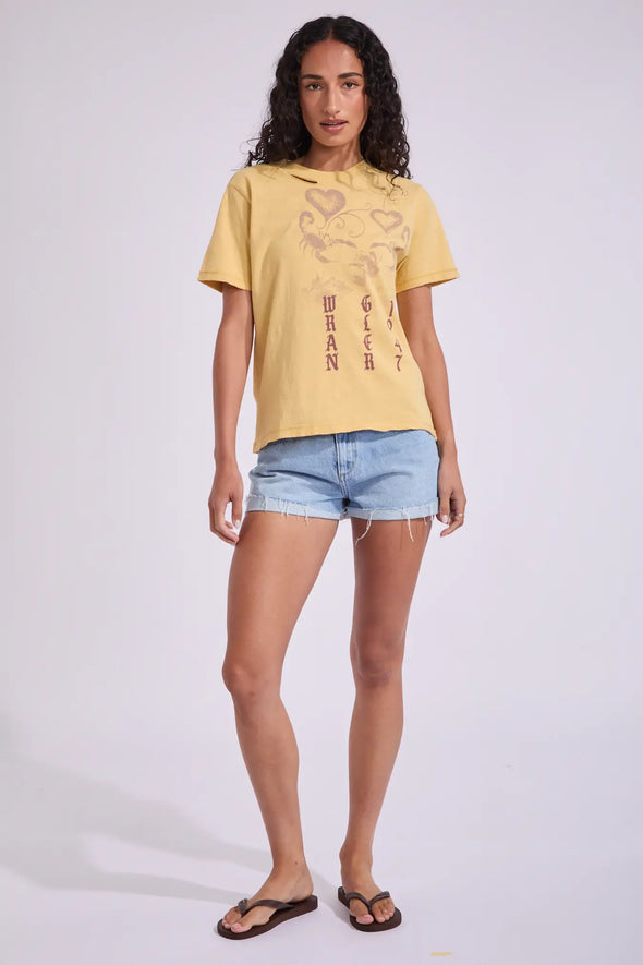 Relaxed, shrunken baby-tee silhouette for effortless style

Crew neckline for classic comfort

Vintage-inspired graphics with a slightly worn look

Short sleeves for warm-weather wear

Wrangler branding for authentic detail

Fabric: 51% Recycled Cotton, 49% Cotton