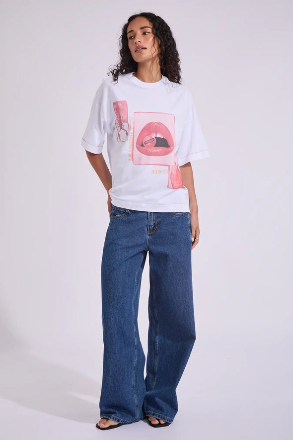 Relaxed, boxed fit with dropped sleeves for a modern silhouette

Crew neckline for classic styling

Bold graphic print to the front

Contrast stitch details for a subtle design edge

Made from 100% soft, breathable cotton