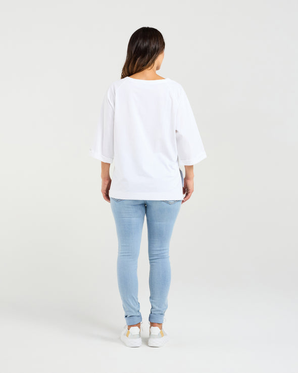 White T-shirt with bold floral print

Relaxed fit with round neckline

Flared sleeves just below the elbow

Modern, feminine design

Easy to style for casual or dressy looks

94% Cotton 6% Elastane
