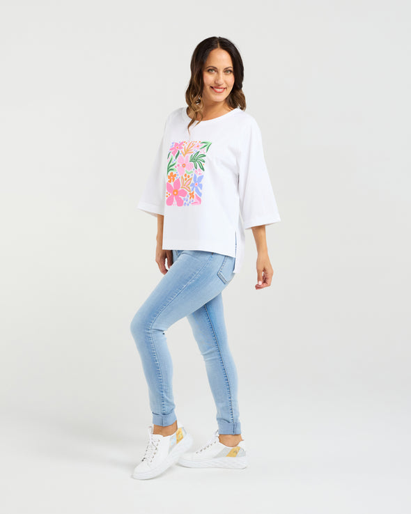 White T-shirt with bold floral print

Relaxed fit with round neckline

Flared sleeves just below the elbow

Modern, feminine design

Easy to style for casual or dressy looks

94% Cotton 6% Elastane