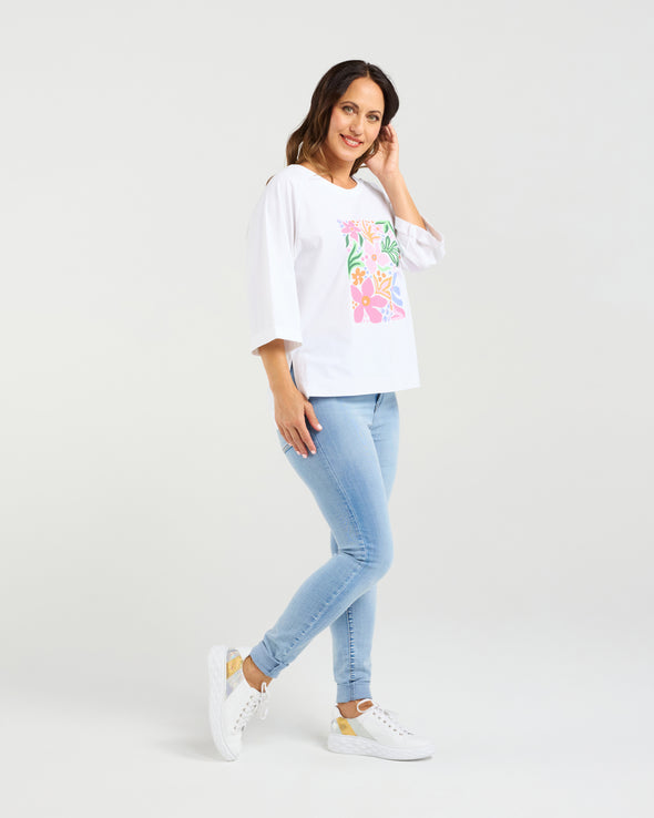 White T-shirt with bold floral print

Relaxed fit with round neckline

Flared sleeves just below the elbow

Modern, feminine design

Easy to style for casual or dressy looks

94% Cotton 6% Elastane