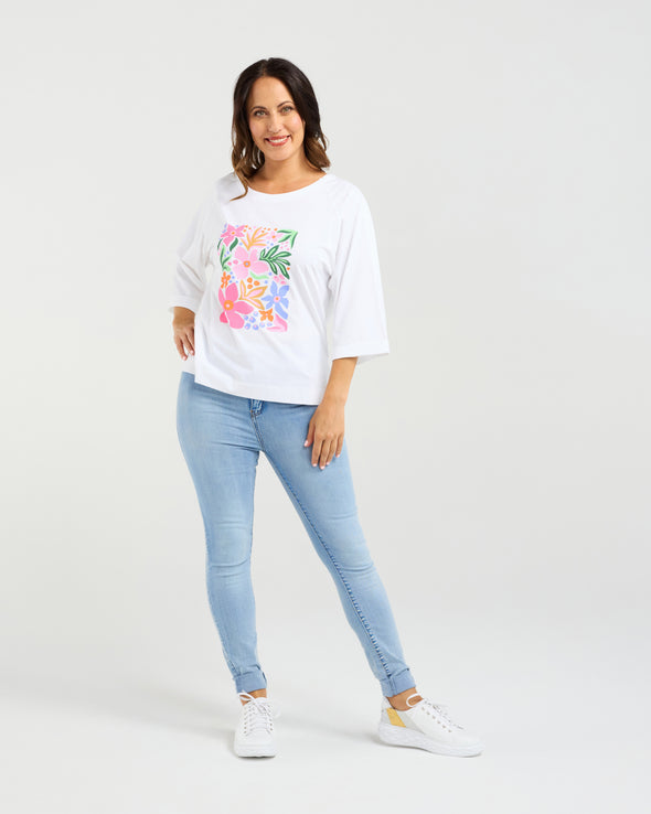 White T-shirt with bold floral print

Relaxed fit with round neckline

Flared sleeves just below the elbow

Modern, feminine design

Easy to style for casual or dressy looks

94% Cotton 6% Elastane