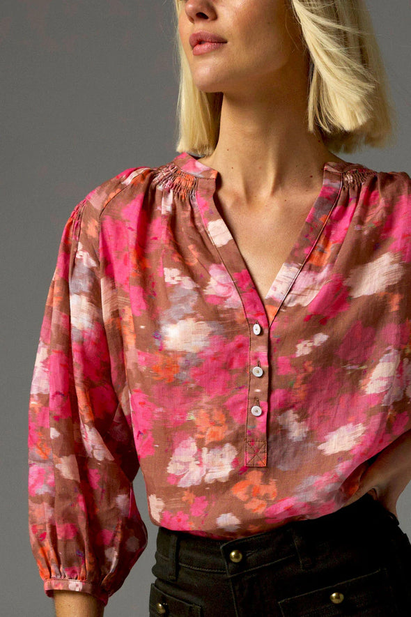 V-neckline with soft shirring details
Lightweight cross-dye ramie for all-day comfort
Contrasting shell buttons with gold accents
Three-quarter sleeves with rouleau loop button finish
100% ramie