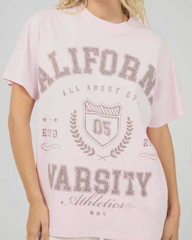 The Cali Relaxed Tee adds a splash of sunshine to your outfit with its soft light pink hue and vintage “California” washed block print. Designed for ultimate comfort, its relaxed fit pairs effortlessly with your favourite denim cut-offs or a breezy skirt. Perfect for easygoing spring days, this tee is your new go-to for casual, carefree style.