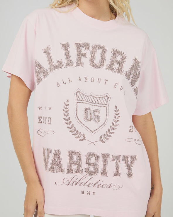 The Cali Relaxed Tee adds a splash of sunshine to your outfit with its soft light pink hue and vintage “California” washed block print. Designed for ultimate comfort, its relaxed fit pairs effortlessly with your favourite denim cut-offs or a breezy skirt. Perfect for easygoing spring days, this tee is your new go-to for casual, carefree style.