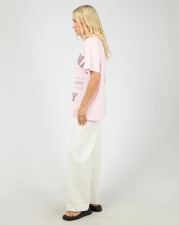 The Cali Relaxed Tee adds a splash of sunshine to your outfit with its soft light pink hue and vintage “California” washed block print. Designed for ultimate comfort, its relaxed fit pairs effortlessly with your favourite denim cut-offs or a breezy skirt. Perfect for easygoing spring days, this tee is your new go-to for casual, carefree style.