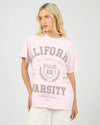 The Cali Relaxed Tee adds a splash of sunshine to your outfit with its soft light pink hue and vintage “California” washed block print. Designed for ultimate comfort, its relaxed fit pairs effortlessly with your favourite denim cut-offs or a breezy skirt. Perfect for easygoing spring days, this tee is your new go-to for casual, carefree style.