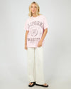 The Cali Relaxed Tee adds a splash of sunshine to your outfit with its soft light pink hue and vintage “California” washed block print. Designed for ultimate comfort, its relaxed fit pairs effortlessly with your favourite denim cut-offs or a breezy skirt. Perfect for easygoing spring days, this tee is your new go-to for casual, carefree style.