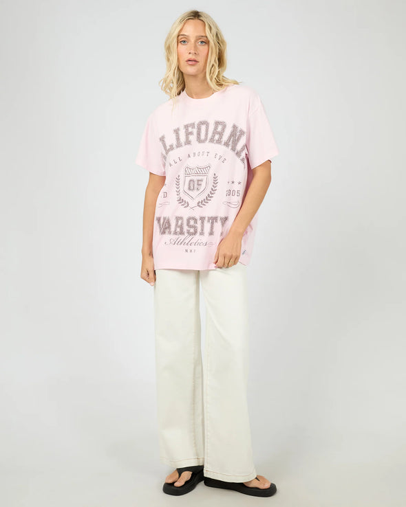 The Cali Relaxed Tee adds a splash of sunshine to your outfit with its soft light pink hue and vintage “California” washed block print. Designed for ultimate comfort, its relaxed fit pairs effortlessly with your favourite denim cut-offs or a breezy skirt. Perfect for easygoing spring days, this tee is your new go-to for casual, carefree style.