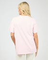 The Cali Relaxed Tee adds a splash of sunshine to your outfit with its soft light pink hue and vintage “California” washed block print. Designed for ultimate comfort, its relaxed fit pairs effortlessly with your favourite denim cut-offs or a breezy skirt. Perfect for easygoing spring days, this tee is your new go-to for casual, carefree style.
