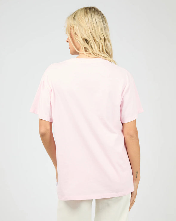 The Cali Relaxed Tee adds a splash of sunshine to your outfit with its soft light pink hue and vintage “California” washed block print. Designed for ultimate comfort, its relaxed fit pairs effortlessly with your favourite denim cut-offs or a breezy skirt. Perfect for easygoing spring days, this tee is your new go-to for casual, carefree style.