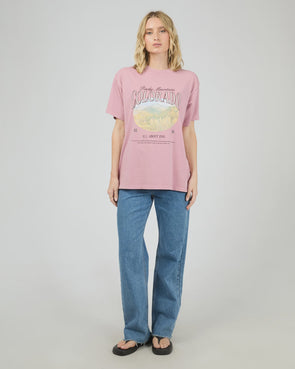 Add a touch of mountain magic with the Rocky Mountains Relaxed Tee in soft blush Rose Quartz! Made from 100% cotton, this tee features a faded graphic of Colorado’s iconic peaks for a chill, vintage vibe. Its cozy fit pairs perfectly with classic denim or snug joggers—ideal for relaxed days that call for mountain-inspired style with a playful twist.