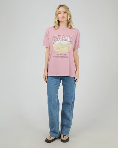 Add a touch of mountain magic with the Rocky Mountains Relaxed Tee in soft blush Rose Quartz! Made from 100% cotton, this tee features a faded graphic of Colorado’s iconic peaks for a chill, vintage vibe. Its cozy fit pairs perfectly with classic denim or snug joggers—ideal for relaxed days that call for mountain-inspired style with a playful twist.