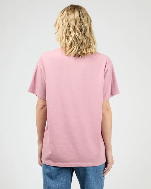 Add a touch of mountain magic with the Rocky Mountains Relaxed Tee in soft blush Rose Quartz! Made from 100% cotton, this tee features a faded graphic of Colorado’s iconic peaks for a chill, vintage vibe. Its cozy fit pairs perfectly with classic denim or snug joggers—ideal for relaxed days that call for mountain-inspired style with a playful twist.