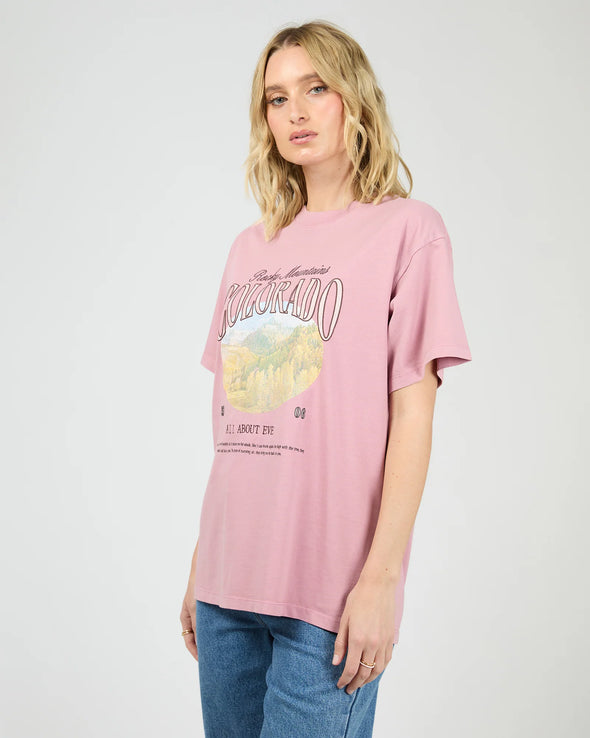 Add a touch of mountain magic with the Rocky Mountains Relaxed Tee in soft blush Rose Quartz! Made from 100% cotton, this tee features a faded graphic of Colorado’s iconic peaks for a chill, vintage vibe. Its cozy fit pairs perfectly with classic denim or snug joggers—ideal for relaxed days that call for mountain-inspired style with a playful twist.