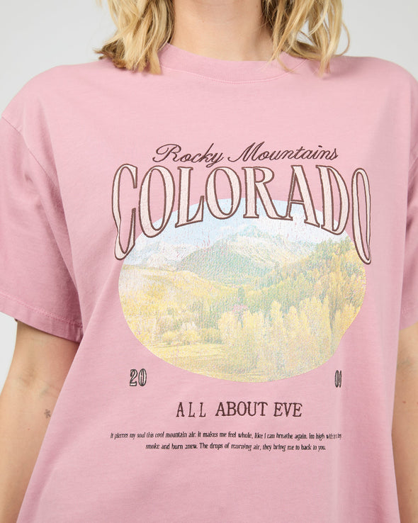 Add a touch of mountain magic with the Rocky Mountains Relaxed Tee in soft blush Rose Quartz! Made from 100% cotton, this tee features a faded graphic of Colorado’s iconic peaks for a chill, vintage vibe. Its cozy fit pairs perfectly with classic denim or snug joggers—ideal for relaxed days that call for mountain-inspired style with a playful twist.
