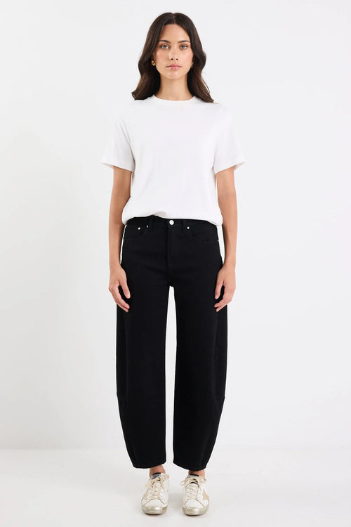 - Soft feel with just the right amount of give for all-day wear
- Jet black wash offers an elevated, versatile finish
- Dark denim - Wash before wear
- Fabric - 62% cotton, 35% polyester, 2% viscose, 1% elastane