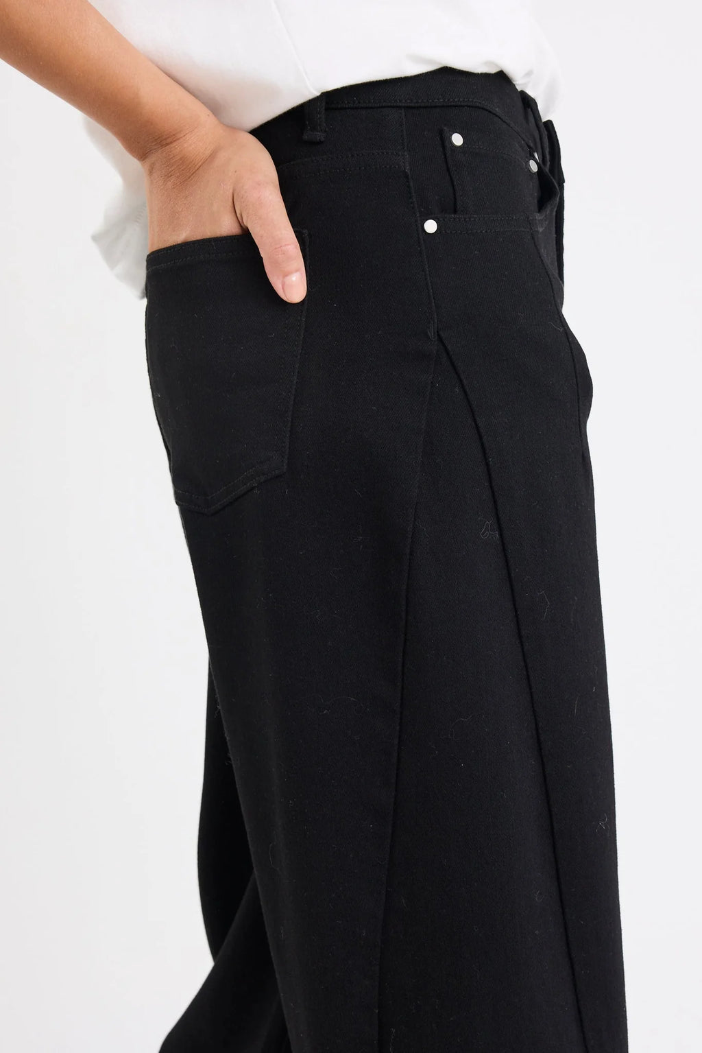 - Soft feel with just the right amount of give for all-day wear
- Jet black wash offers an elevated, versatile finish
- Dark denim - Wash before wear
- Fabric - 62% cotton, 35% polyester, 2% viscose, 1% elastane