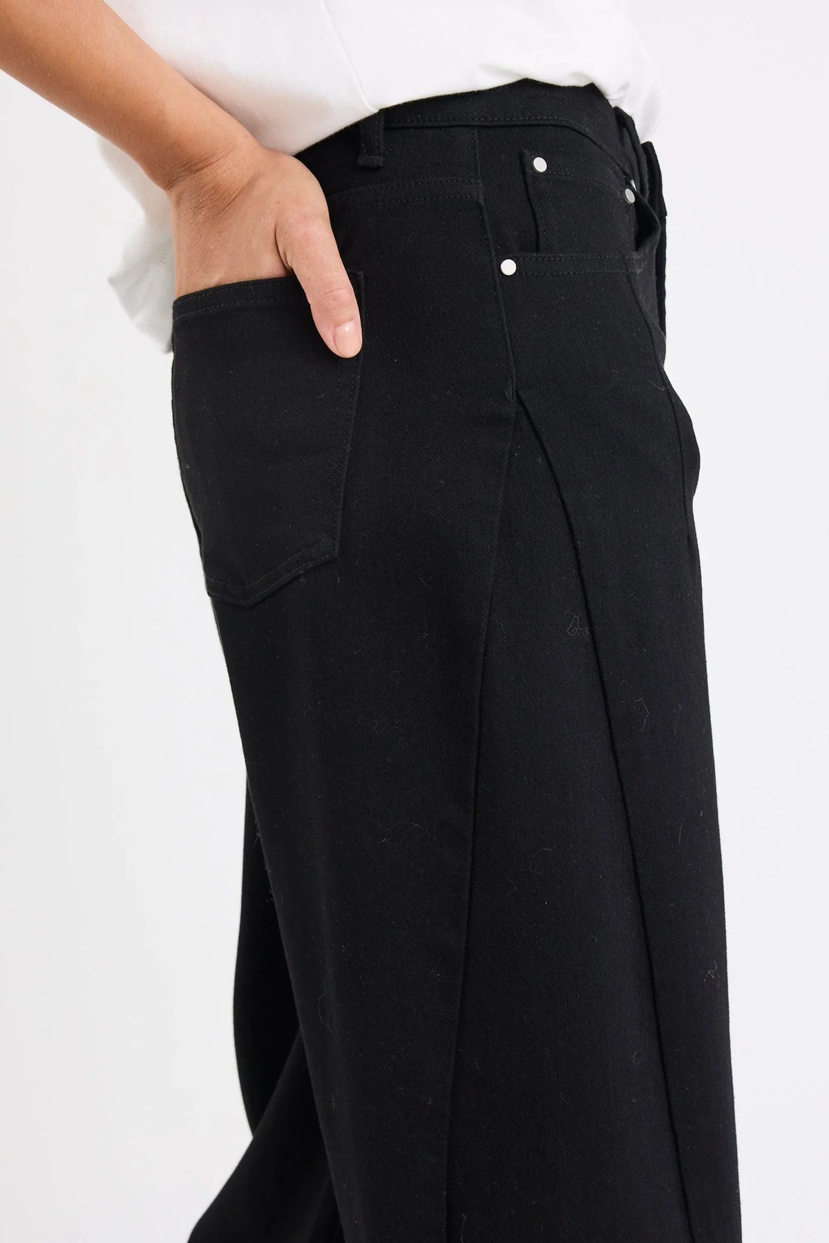 - Soft feel with just the right amount of give for all-day wear
- Jet black wash offers an elevated, versatile finish
- Dark denim - Wash before wear
- Fabric - 62% cotton, 35% polyester, 2% viscose, 1% elastane