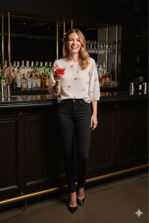 Loose fit with 3/4 elastic cuffs
Boat neckline with floral print
Made from 85% TENCEL™ Modal, 15% Polyester
Slightly see-through; styled with layered top