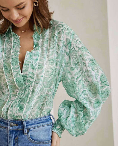 Featuring a soft green botanical print on a crisp white base, it’s made from a light and floaty blend of rayon and viscose that feels as good as it looks.

The cute collar and matching fabric-covered buttons add a polish look while maintaing the fun vibes in this stunning print