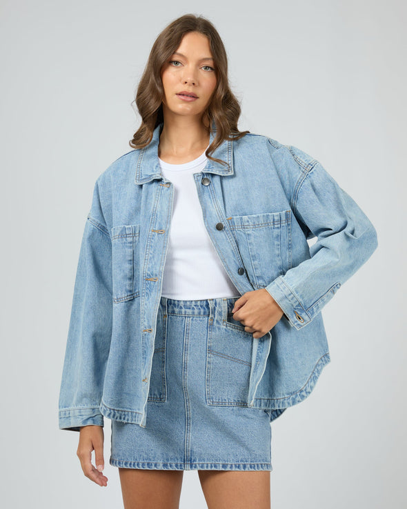Meet your new outfit hero: the Dale Shacket. Made from sturdy cotton rigid denim, this long-fit wonder adds an effortless cool vibe, complete with handy front chest pockets for all your essentials. Perfect for layering up and leveling up your style game!