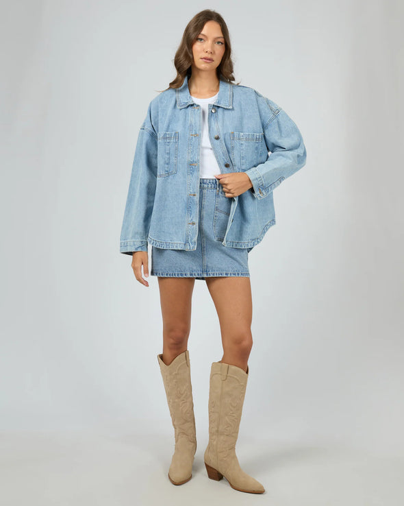 Meet your new outfit hero: the Dale Shacket. Made from sturdy cotton rigid denim, this long-fit wonder adds an effortless cool vibe, complete with handy front chest pockets for all your essentials. Perfect for layering up and leveling up your style game!