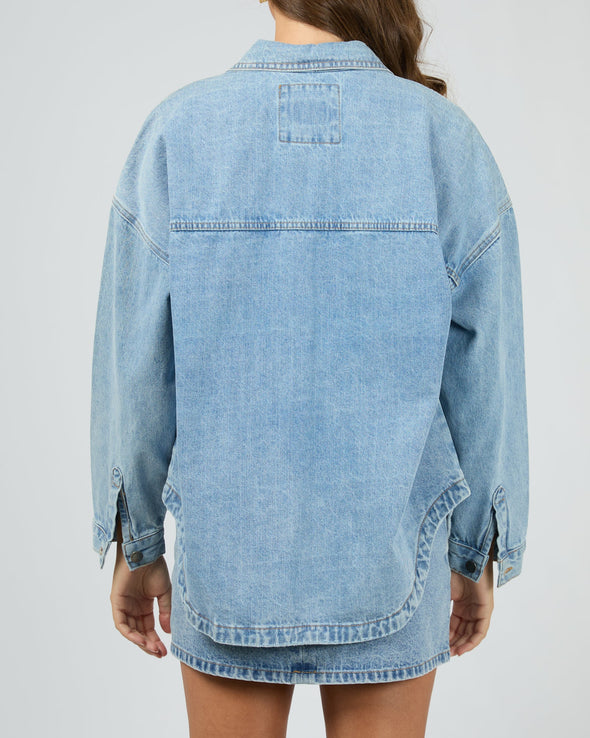 Meet your new outfit hero: the Dale Shacket. Made from sturdy cotton rigid denim, this long-fit wonder adds an effortless cool vibe, complete with handy front chest pockets for all your essentials. Perfect for layering up and leveling up your style game!