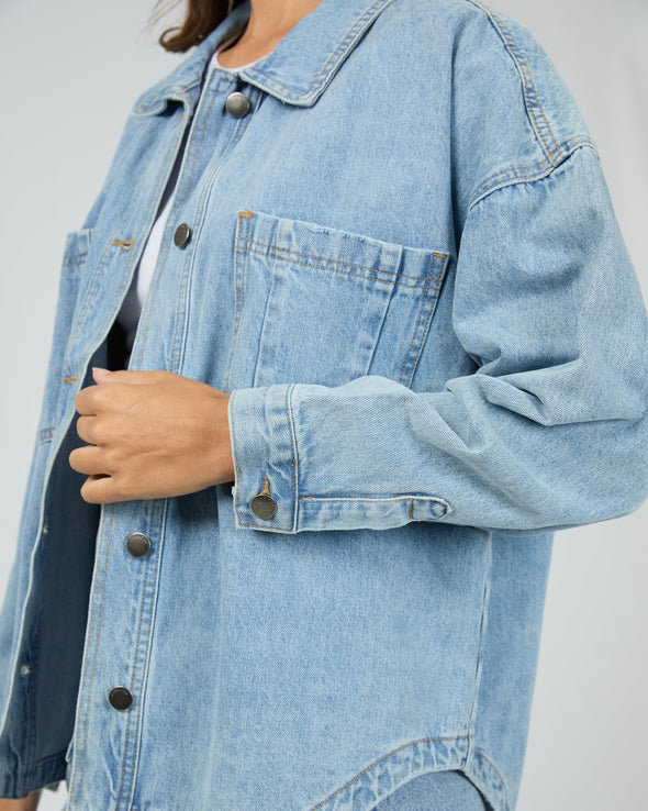 Meet your new outfit hero: the Dale Shacket. Made from sturdy cotton rigid denim, this long-fit wonder adds an effortless cool vibe, complete with handy front chest pockets for all your essentials. Perfect for layering up and leveling up your style game!