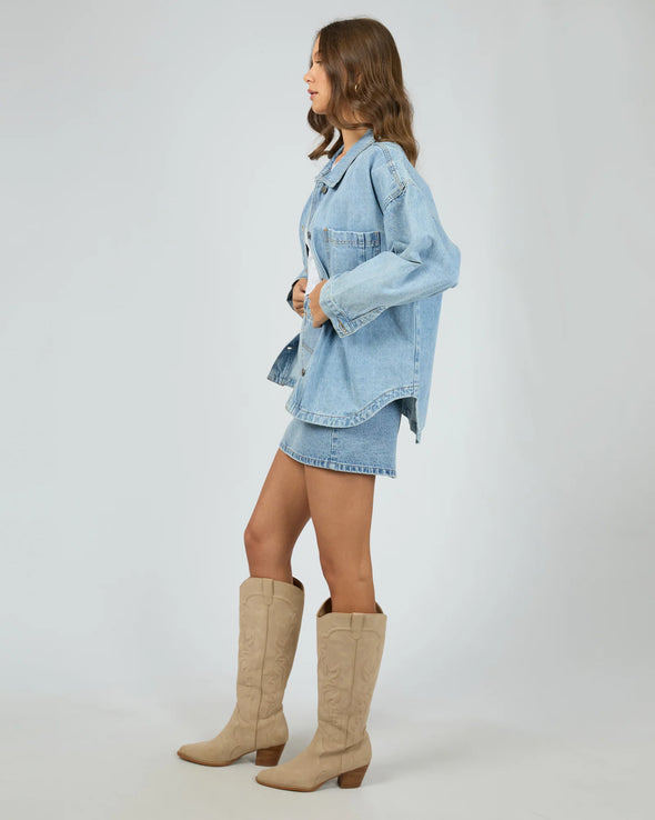 Meet your new outfit hero: the Dale Shacket. Made from sturdy cotton rigid denim, this long-fit wonder adds an effortless cool vibe, complete with handy front chest pockets for all your essentials. Perfect for layering up and leveling up your style game!