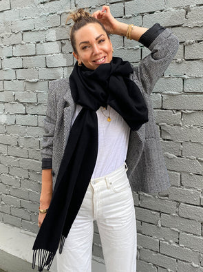 Luxury at the ready. Add that touch of something truly special to your outfit with a Dark Hampton scarf. Whether you are rugging up against the winter breeze or adding texture, layers or colour to your look - Dark Hampton will do it all. 100% Australian Lambswool Dimensions: 290 x 30cm A fabulous collaboration between prominent NZ Fashion Stylist Lou Heller and Dark Hampton. The Marguerite is long, gorgeously warm and wraps beautifully.