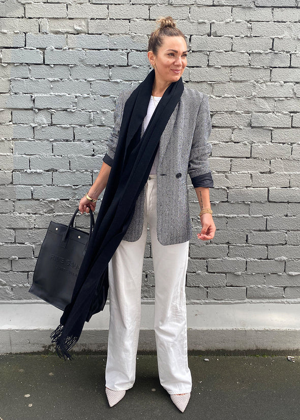 Luxury at the ready. Add that touch of something truly special to your outfit with a Dark Hampton scarf. Whether you are rugging up against the winter breeze or adding texture, layers or colour to your look - Dark Hampton will do it all. 100% Australian Lambswool Dimensions: 290 x 30cm A fabulous collaboration between prominent NZ Fashion Stylist Lou Heller and Dark Hampton. The Marguerite is long, gorgeously warm and wraps beautifully.