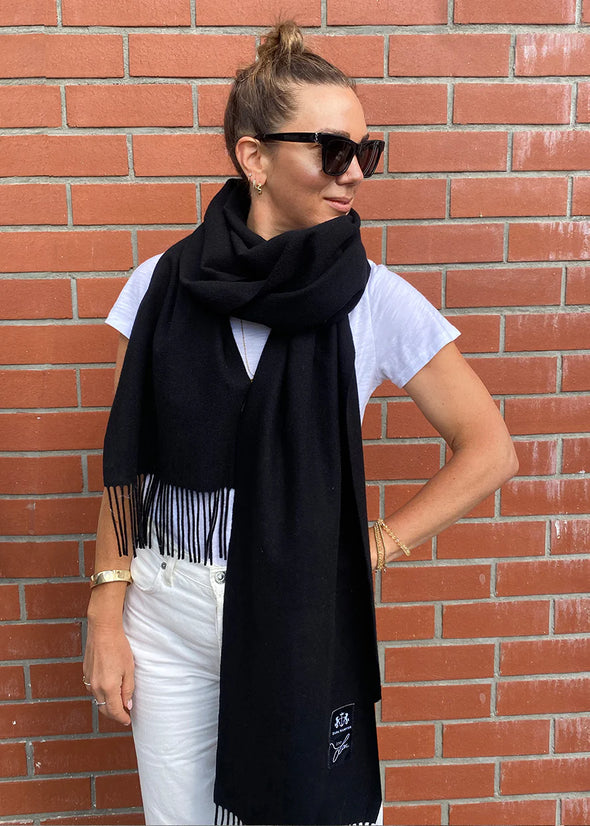 Luxury at the ready. Add that touch of something truly special to your outfit with a Dark Hampton scarf. Whether you are rugging up against the winter breeze or adding texture, layers or colour to your look - Dark Hampton will do it all. 100% Australian Lambswool Dimensions: 290 x 30cm A fabulous collaboration between prominent NZ Fashion Stylist Lou Heller and Dark Hampton. The Marguerite is long, gorgeously warm and wraps beautifully.