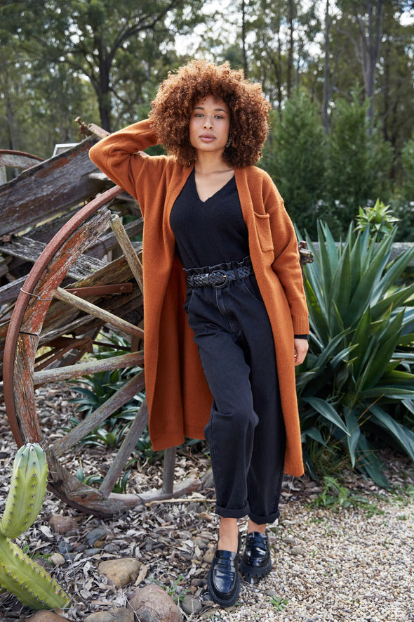 For everyday comfort, the Paarl Knit is your go-to piece. This cosy knit, crafted with a wool and recycled material blend, is a winter essential, ensuring warmth and comfort. The V-neck and curved high-low hem add a stylish touch, making it suitable for any occasion. An excellent base layer for your layered look, add a coat and a scarf to complete the cosy-chic ensemble.