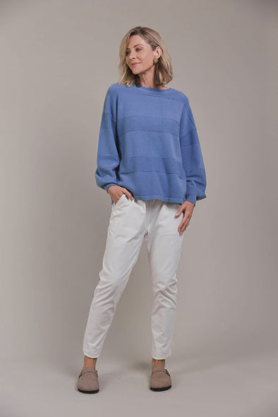 Reversible style
Round neck
Button-down detail
Drop shoulder
Long sleeves with wide rib cuff
Hip-length
Relaxed fit
50% Viscose, 28% Polyester, 22% Polyamide