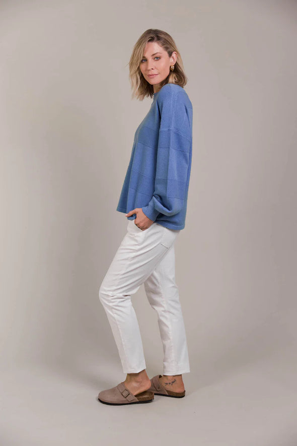 Reversible style
Round neck
Button-down detail
Drop shoulder
Long sleeves with wide rib cuff
Hip-length
Relaxed fit
50% Viscose, 28% Polyester, 22% Polyamide