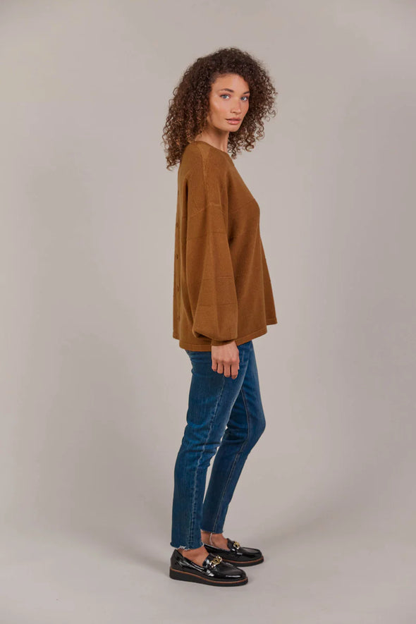 Reversible style
Round neck
Button-down detail
Drop shoulder
Long sleeves with wide rib cuff
Hip-length
Relaxed fit
50% Viscose, 28% Polyester, 22% Polyamide