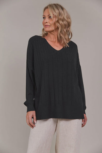 V-neck
Drop shoulder
Long sleeves
Side vents
Hip-length
Flat rib stitch detail
Relaxed fit
50% Viscose, 28% Polyester, 22% Polyamide
One Size