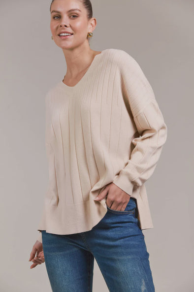 V-neck
Drop shoulder
Long sleeves
Side vents
Hip-length
Flat rib stitch detail
Relaxed fit
50% Viscose, 28% Polyester, 22% Polyamide
One Size