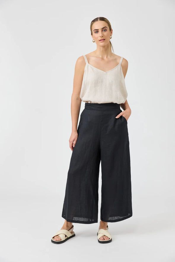 Elasticised waist
Side pockets
Wide flared ankle-length
100% Linen&nbsp;