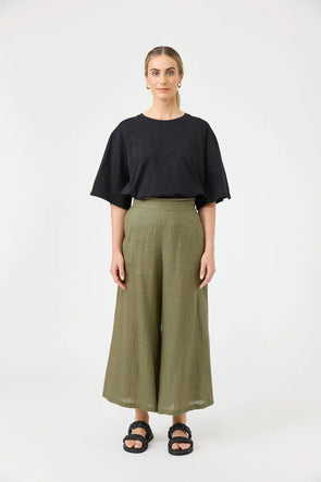 Elasticised waist
Side pockets
Wide flared ankle-length
100% Linen