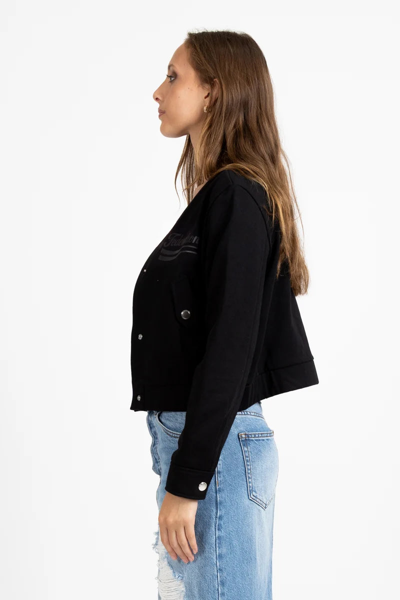 Cropped bomber silhouette
Heavyweight fleece fabrication
Collarless round neckline
Silver snap button front
Embroidered Federation script logo
Ribbed cuffs and hem
Side seam pockets
Standard fit