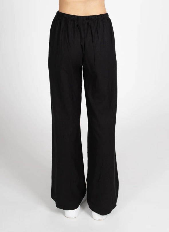 High-waisted with a tailored fit through the hips. A sleek and simple pant easy to dress with a pair of sneakers to make your look more casual or sandals for a chic touch. 