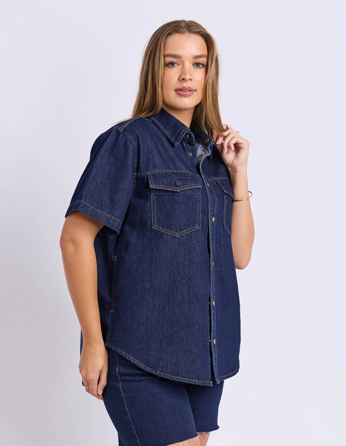 Button through placket

Front chest pockets

Relaxed fit

Fabric:

100% Cotton