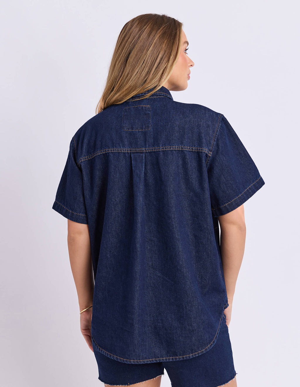 Button through placket

Front chest pockets

Relaxed fit

Fabric:

100% Cotton