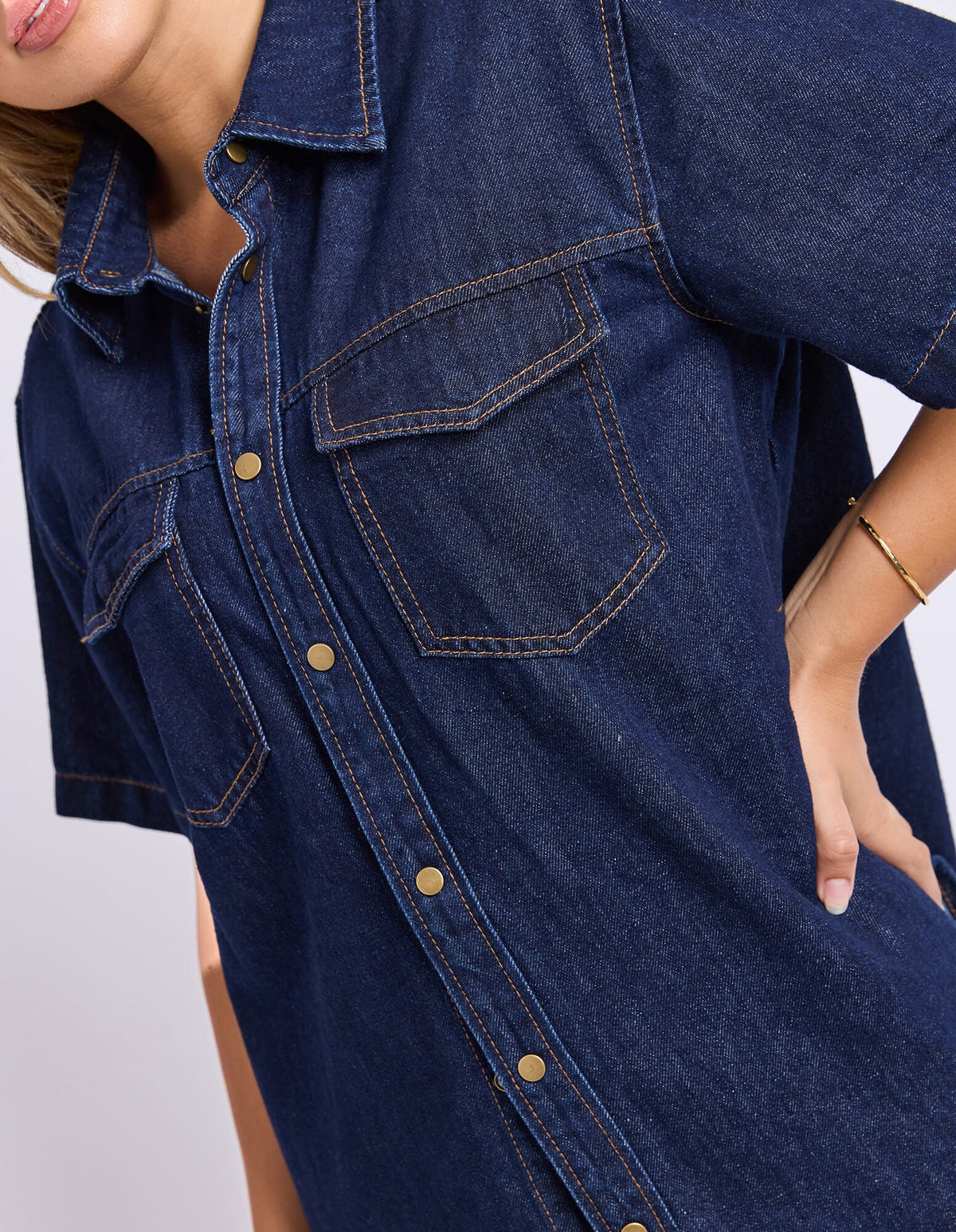 Button through placket

Front chest pockets

Relaxed fit

Fabric:

100% Cotton