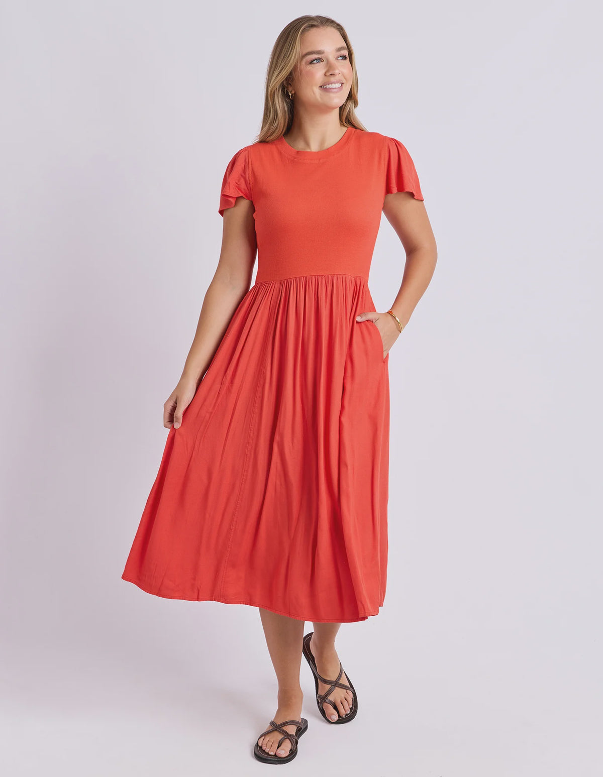 Effortless style with a perfect mix of textures. The Elle Dress features a ribbed cotton body that fits like a dream, paired with a flowy woven skirt and sleeves for comfortable movement. Midi length and crafted from soft cotton and viscose, it’s a standout piece for day or night.

Rib body
Woven skirt and sleeves
Midi length
BODY: 95% Cotton 5% Elastane SKIRT: 100% Viscose